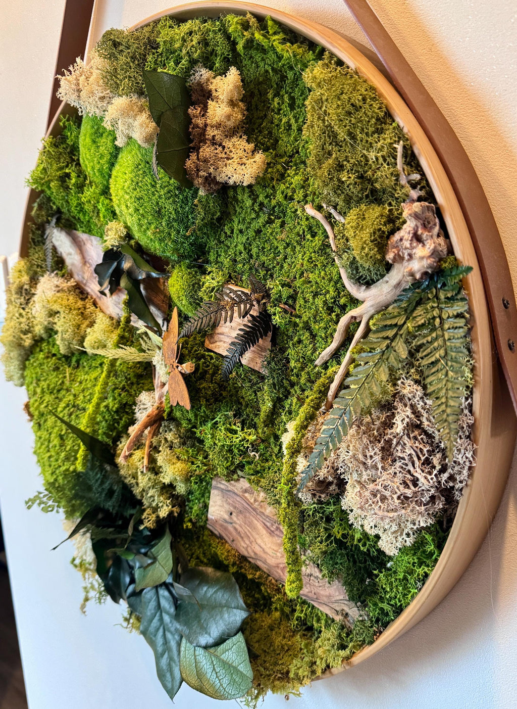 Tableau végétal rond 50 cm – Mousse stabilisée, bois naturel & papillons