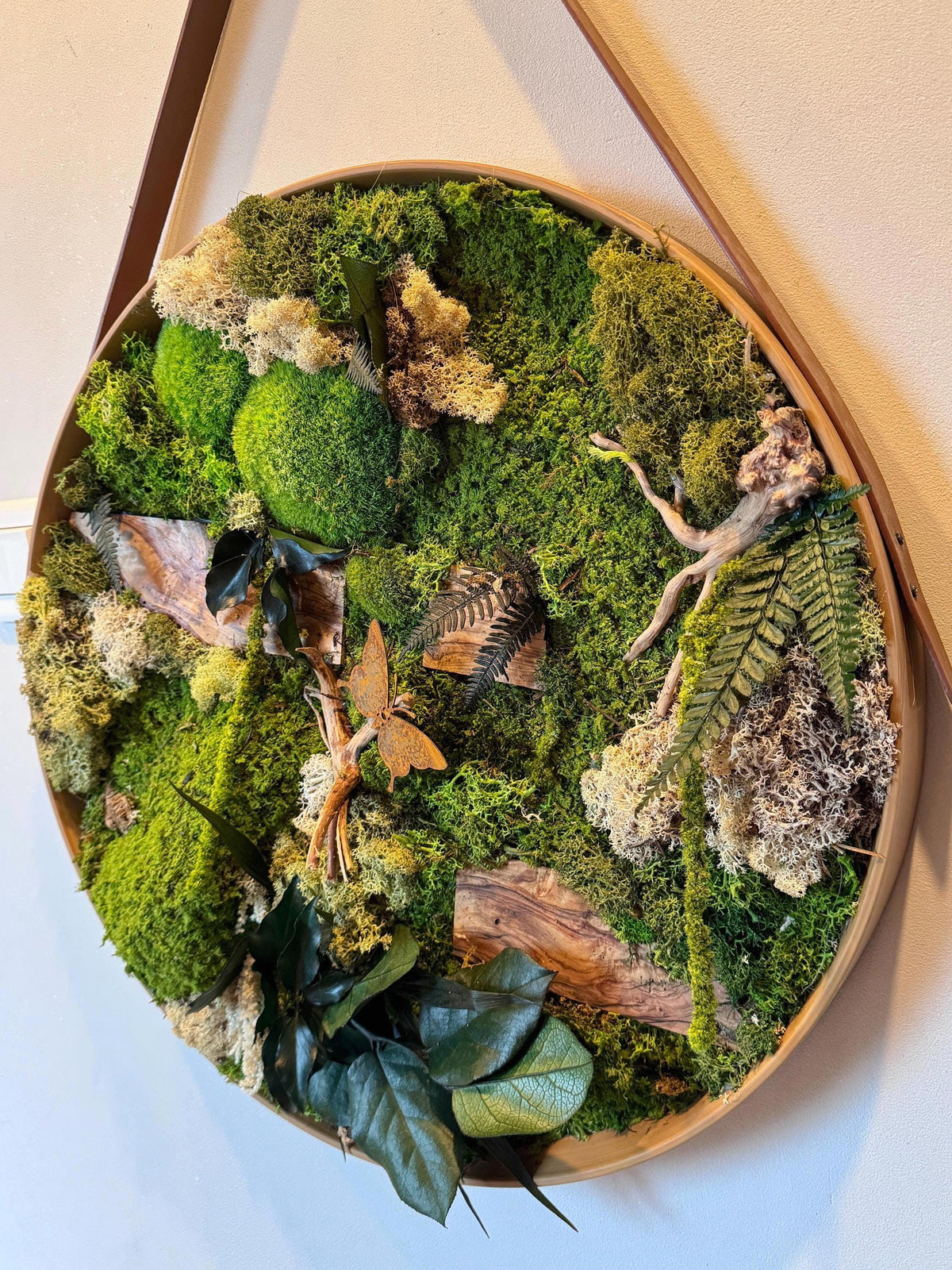 Tableau végétal rond 50 cm – Mousse stabilisée, bois naturel & papillons