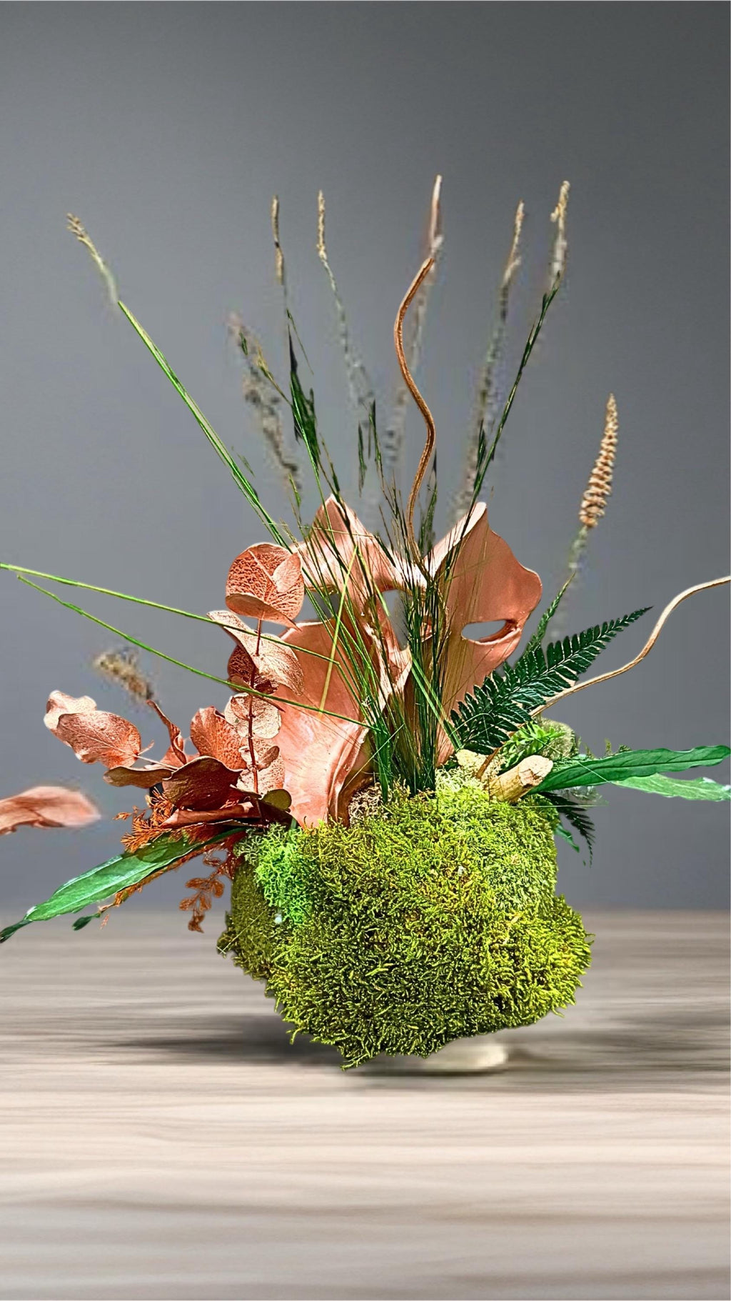 Sculpture Couple Romantique & Mousse Préservée — Cadeau Unique Rose Gold