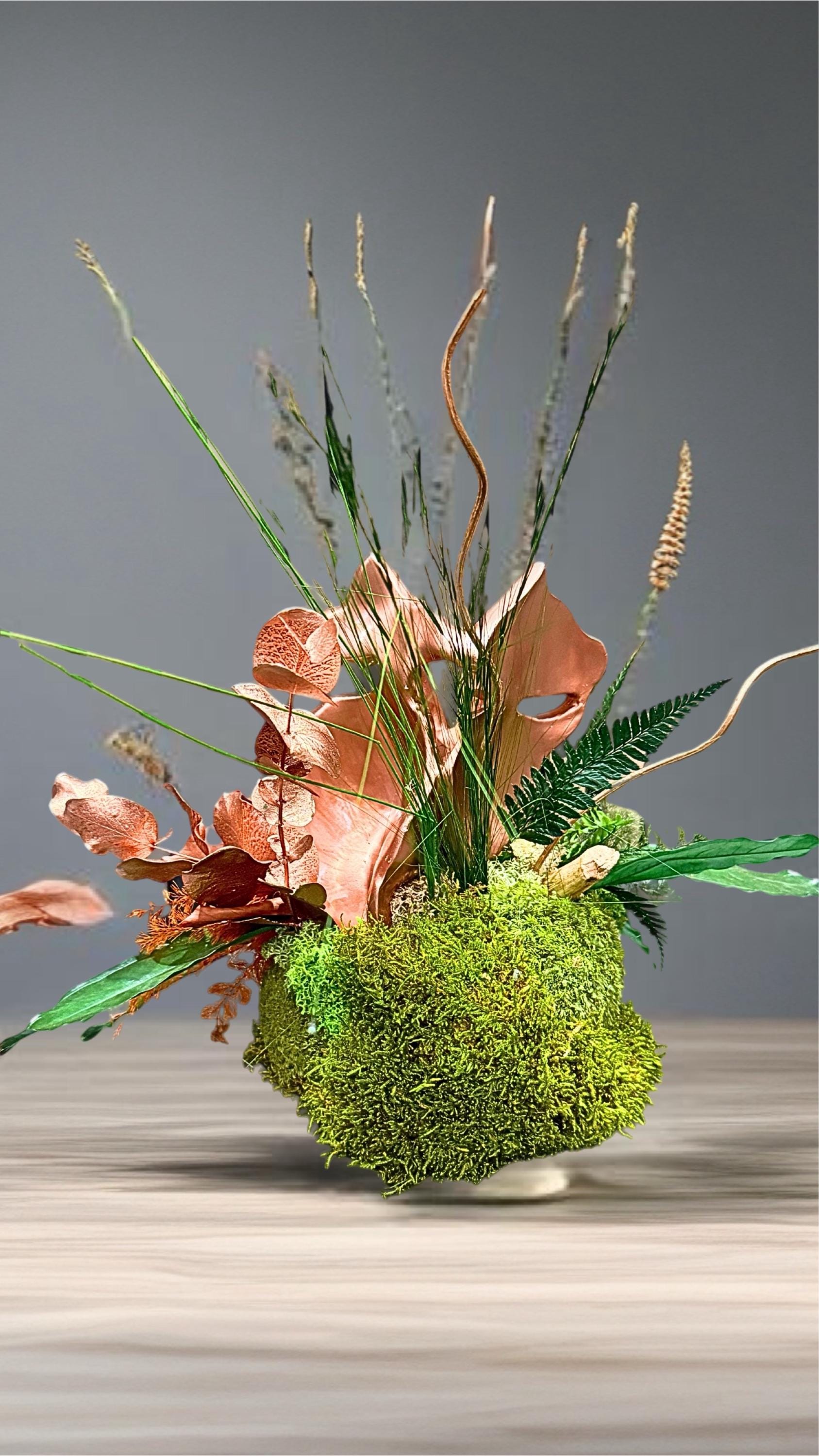 Sculpture Couple Romantique & Mousse Préservée — Cadeau Unique Rose Gold
