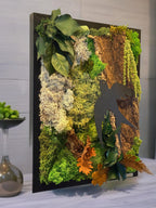 Cadre vert mural signé Naturencadre, association d’écorce, mousse et feuillages pour une ambiance zen et durable