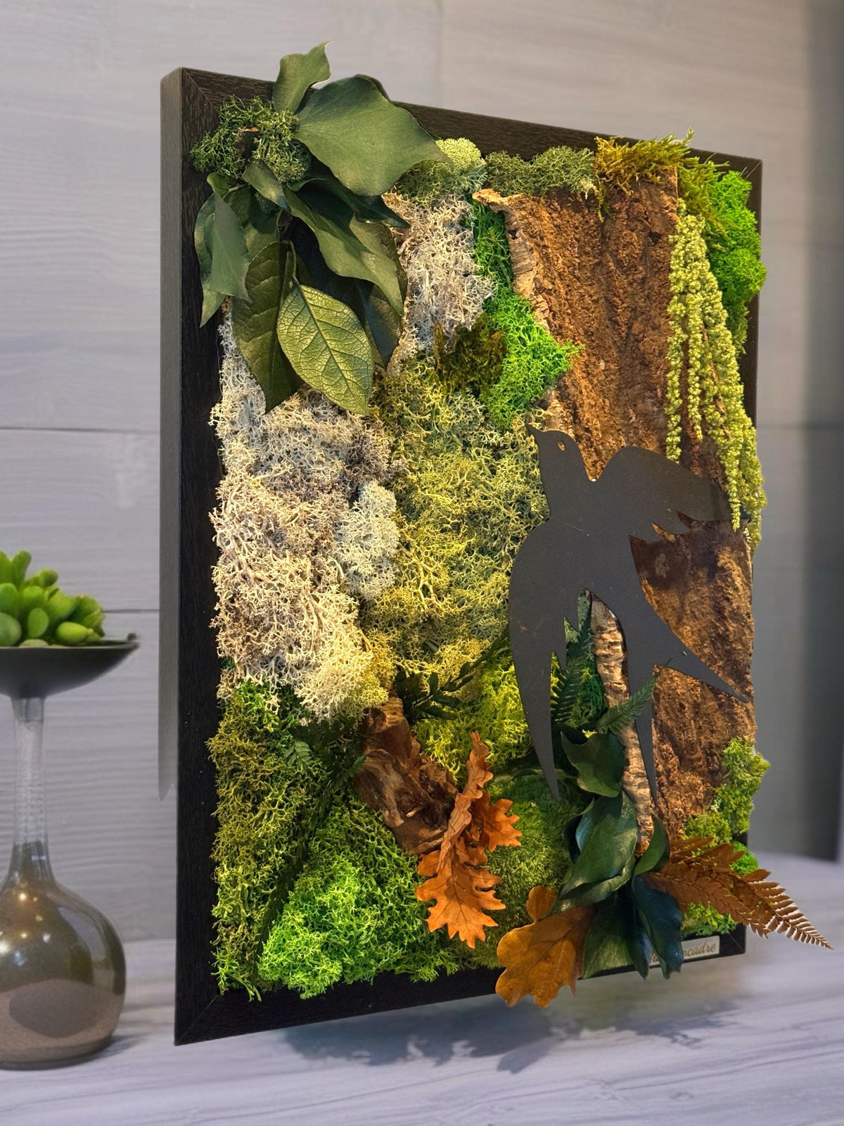 Cadre vert mural signé Naturencadre, association d’écorce, mousse et feuillages pour une ambiance zen et durable