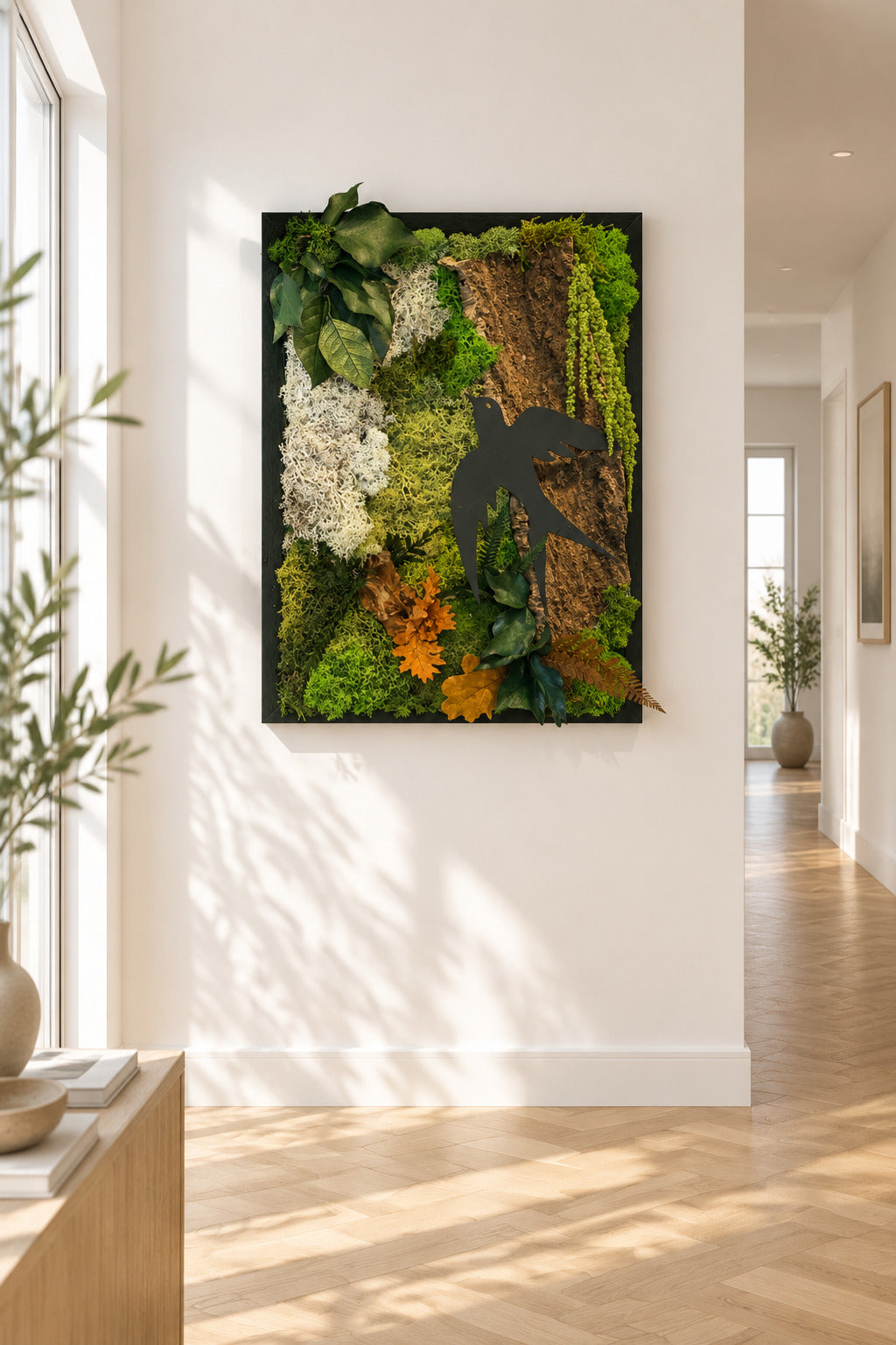 Tableau végétal poétique avec oiseau noir et textures de mousse, écorce et feuillage – déco naturelle sans entretien