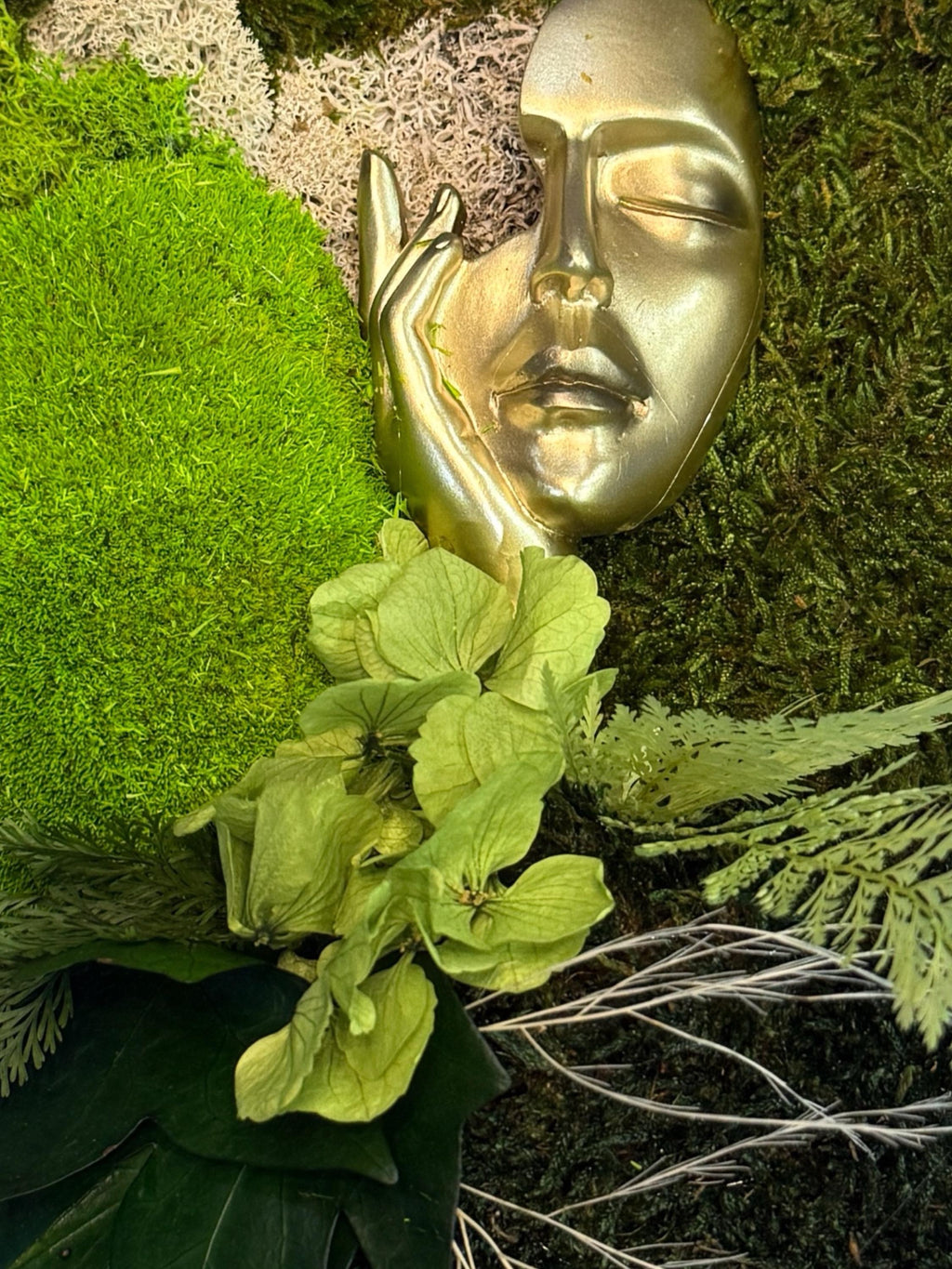 Cadre Végétal Stabilisé Visage Doré | Mousse Naturelle | Art Mural Zen