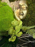 Cadre Végétal Stabilisé Visage Doré | Mousse Naturelle | Art Mural Zen