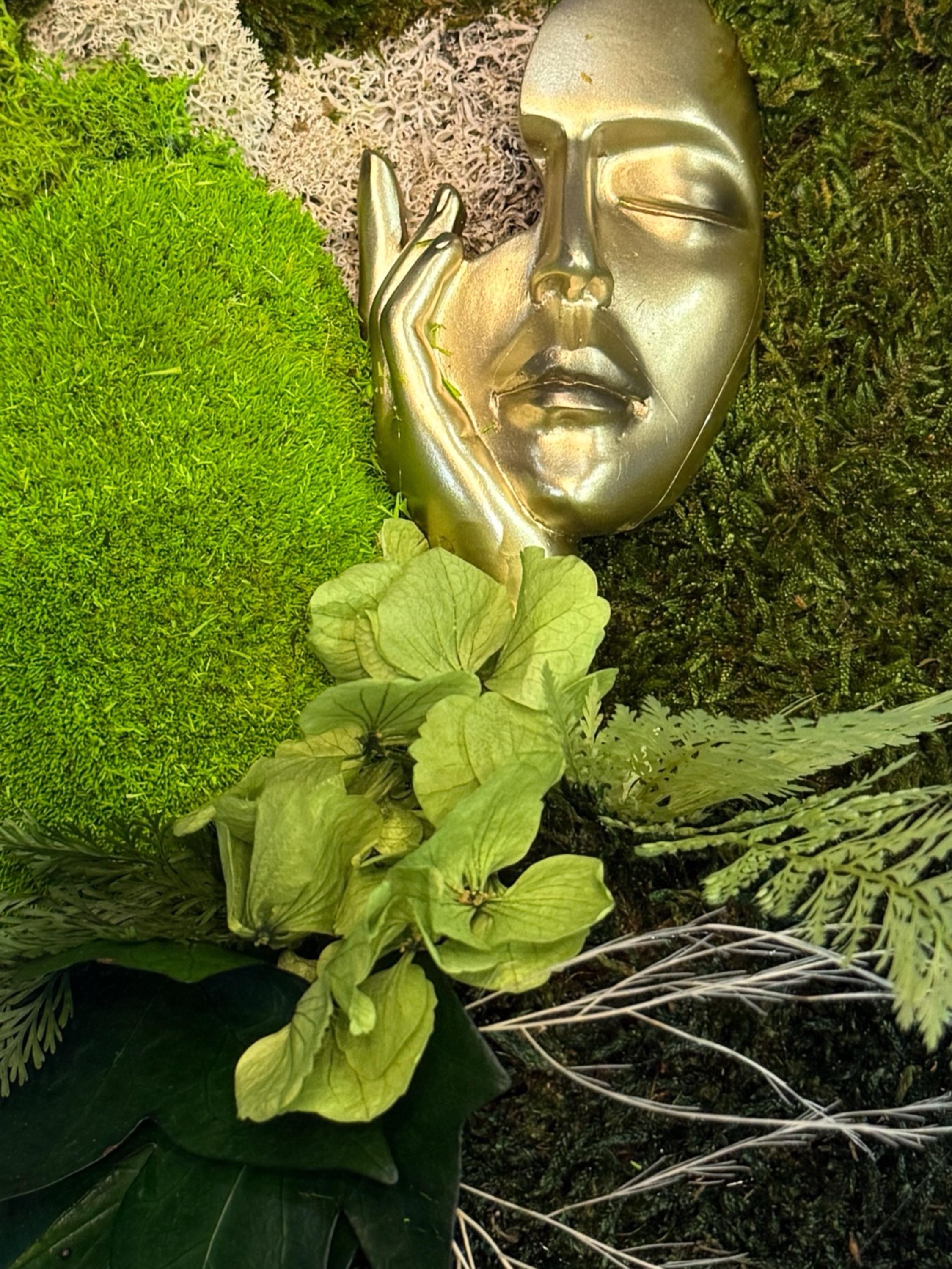 Cadre Végétal Stabilisé Visage Doré | Mousse Naturelle | Art Mural Zen
