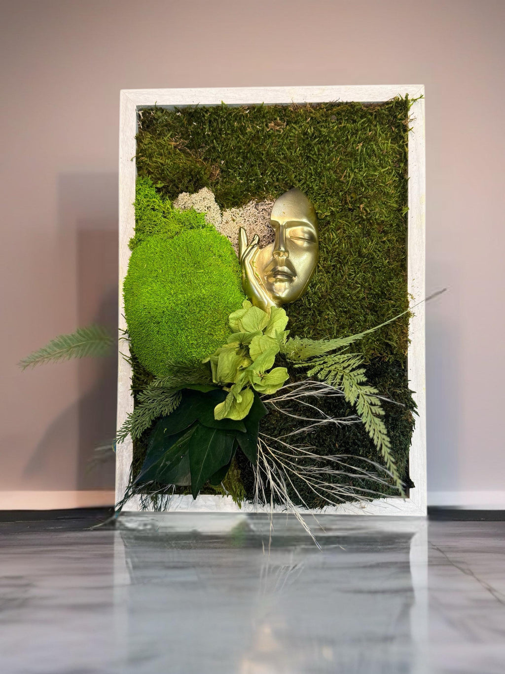 Cadre Végétal Stabilisé Visage Doré | Mousse Naturelle | Art Mural Zen