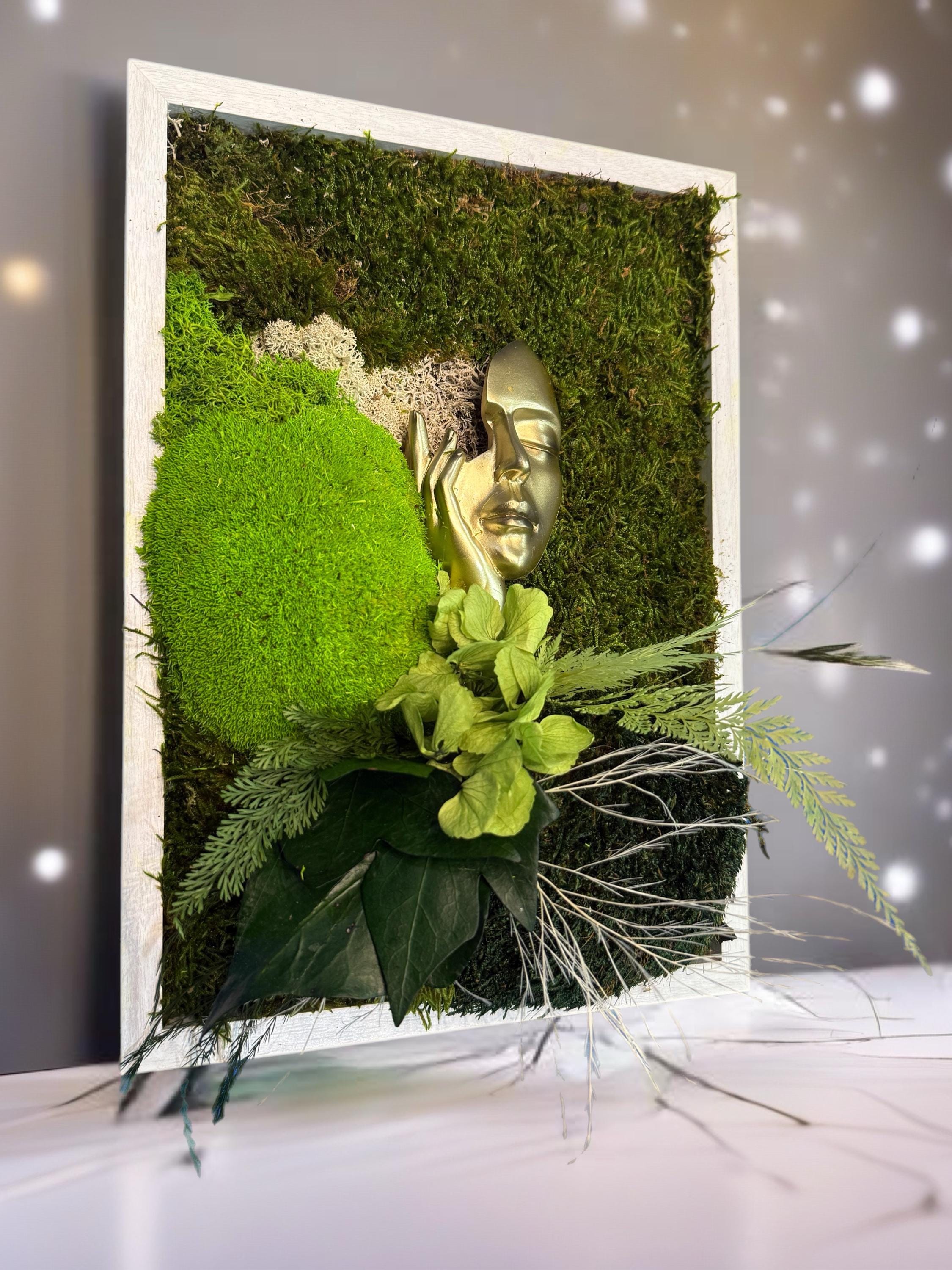Cadre Végétal Stabilisé Visage Doré | Mousse Naturelle | Art Mural Zen
