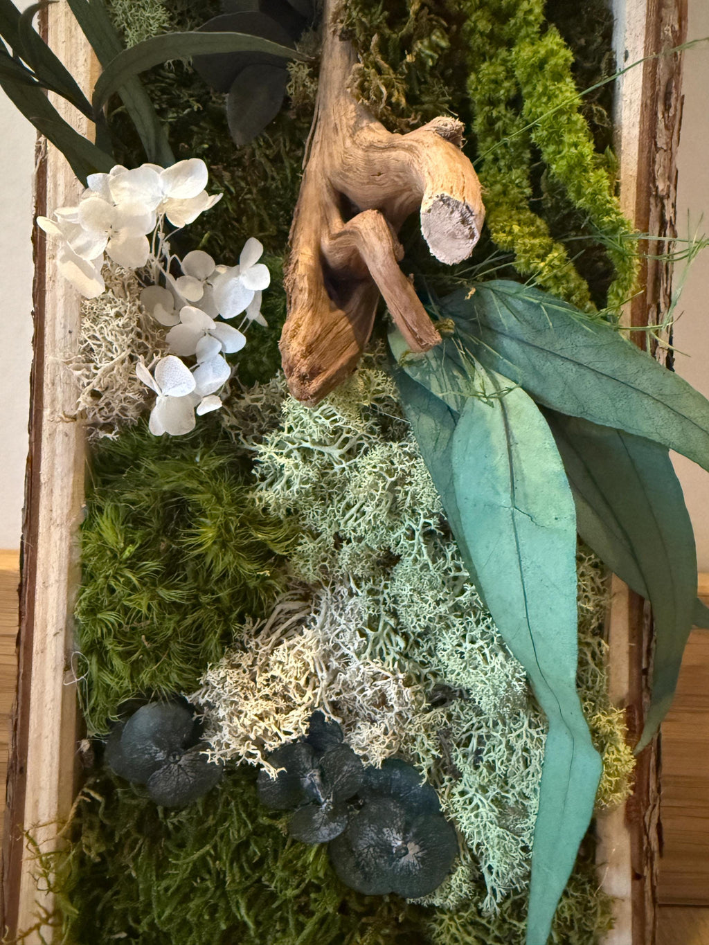 Cadre Végétal Stabilisé Vertical — Mousse & Bois Flotté | Décoration Murale Nature
