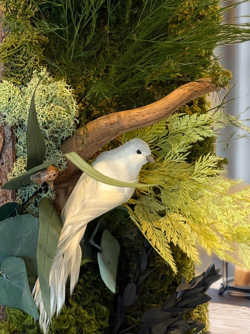 Cadre Végétal Stabilisé Vertical Écorce Naturelle — Mousse & Feuillages | Hirondelle Optionnelle