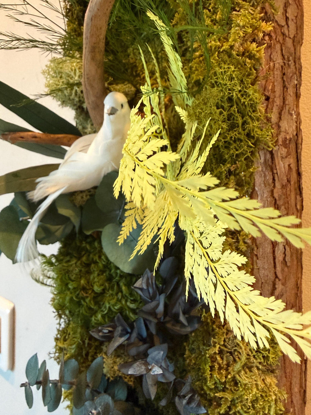 Cadre Végétal Stabilisé Vertical Écorce Naturelle — Mousse & Feuillages | Hirondelle Optionnelle