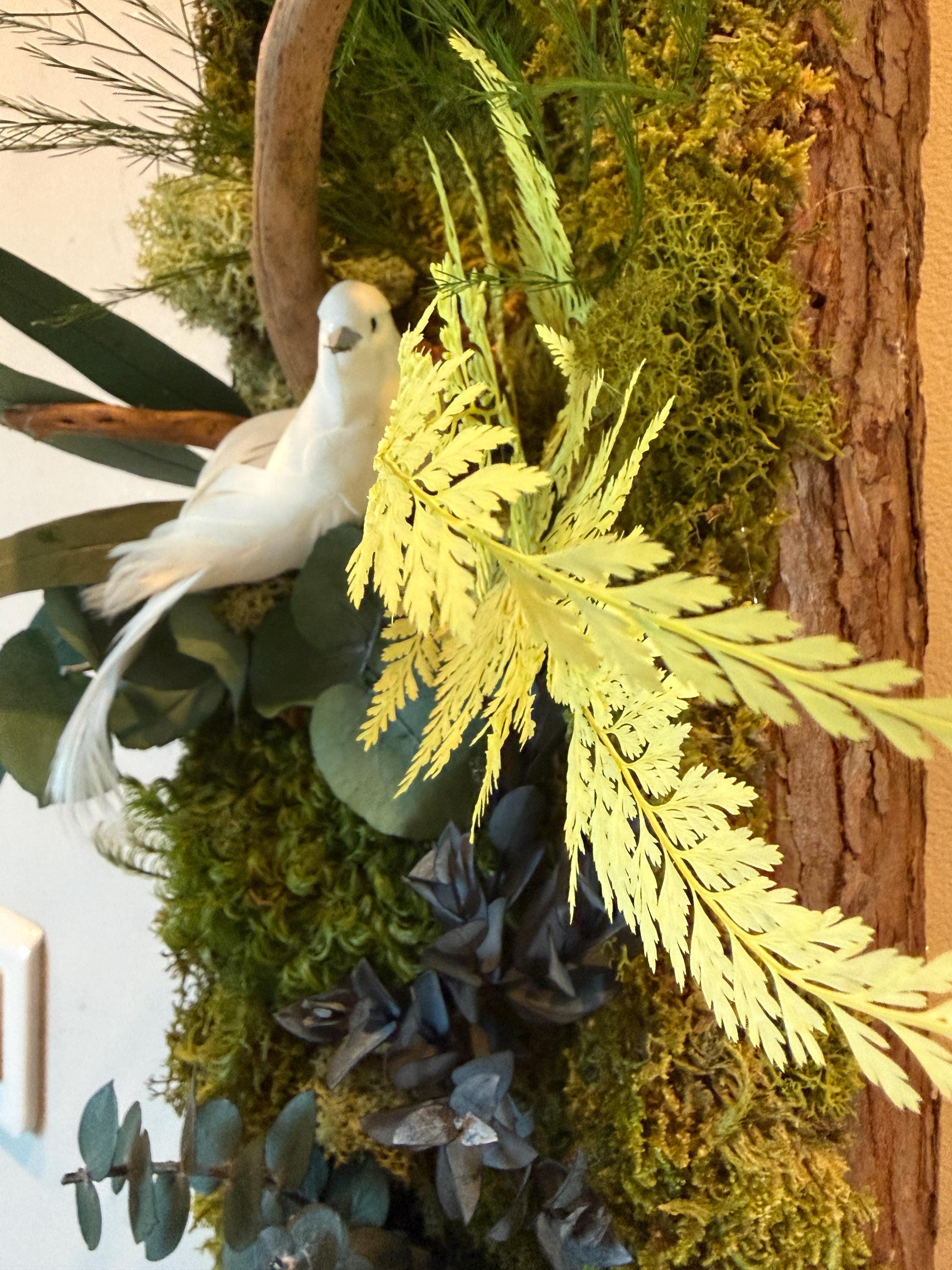 Cadre Végétal Stabilisé Vertical Écorce Naturelle — Mousse & Feuillages | Hirondelle Optionnelle