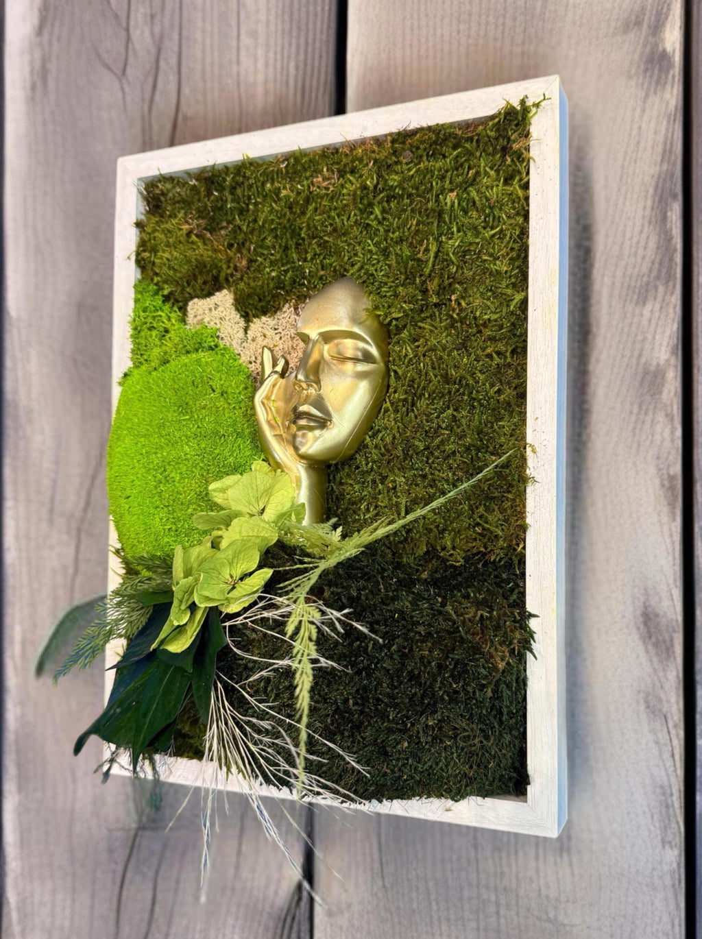 Cadre Végétal Stabilisé Visage Doré | Mousse Naturelle | Art Mural Zen