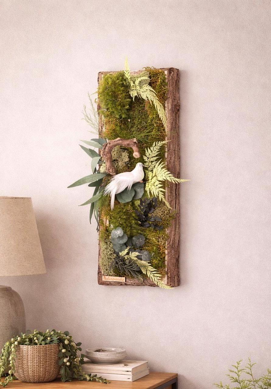 Cadre Végétal Stabilisé Vertical Écorce Naturelle — Mousse & Feuillages | Hirondelle Optionnelle