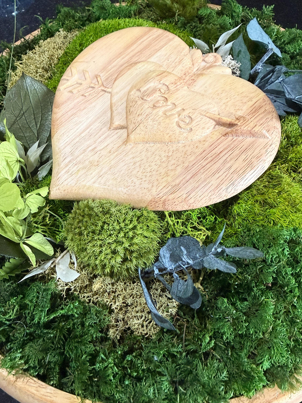 Centre de table végétal 40 cm – Mousse stabilisée, eucalyptus & cœur LOVE