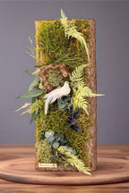 Cadre Végétal Stabilisé Vertical Écorce Naturelle — Mousse & Feuillages | Hirondelle Optionnelle