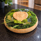 Décoration naturelle ronde en bois de manguier avec mousse stabilisée, eucalyptus et cœur en bois gravé love