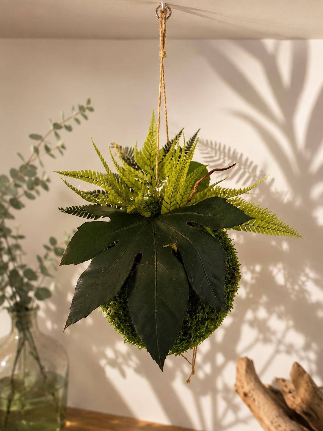 Kokedama suspendu 20 cm – Mousse et feuillage stabilisés