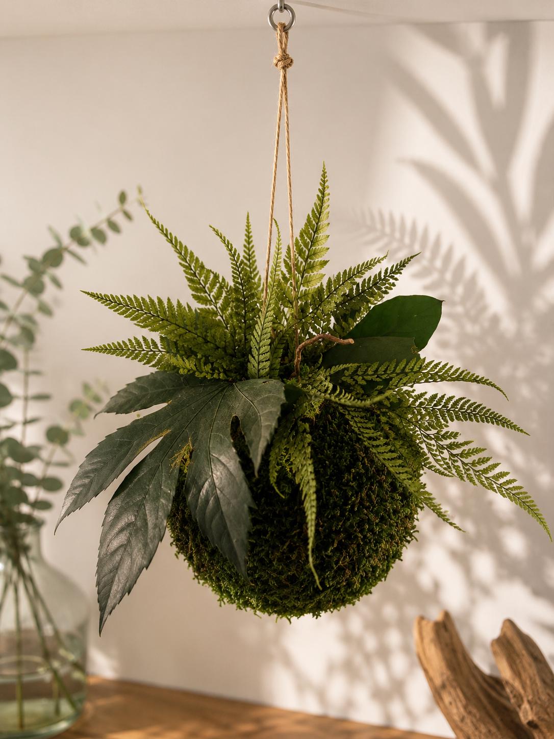 Kokedama suspendu 20 cm – Mousse et feuillage stabilisés