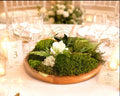 Centre de Table Végétal – Mousse, Fleur Blanche & Feuillages Stabilisés sur Bois de Manguier | Mariage Bohème