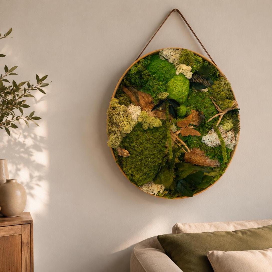 Tableau végétal rond 50 cm – Mousse stabilisée, bois naturel & papillons