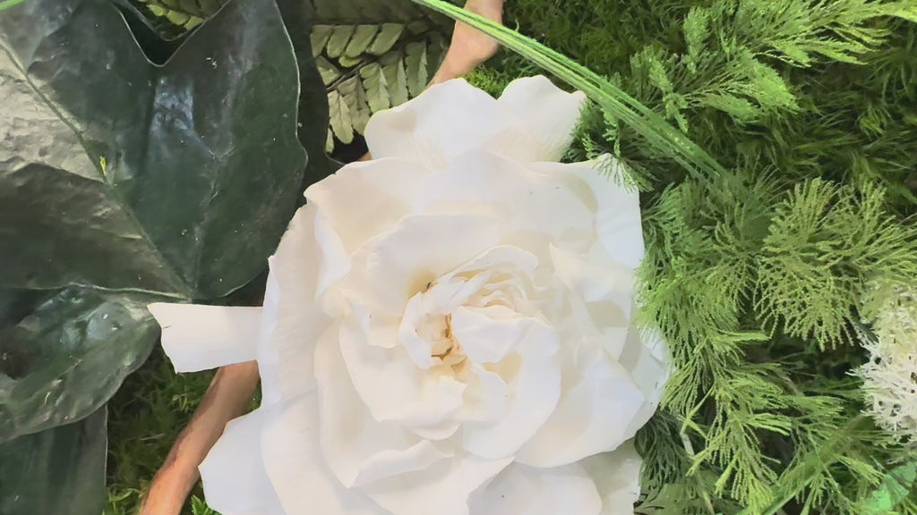 Centre de Table Végétal – Mousse, Fleur Blanche & Feuillages Stabilisés sur Bois de Manguier | Mariage Bohème