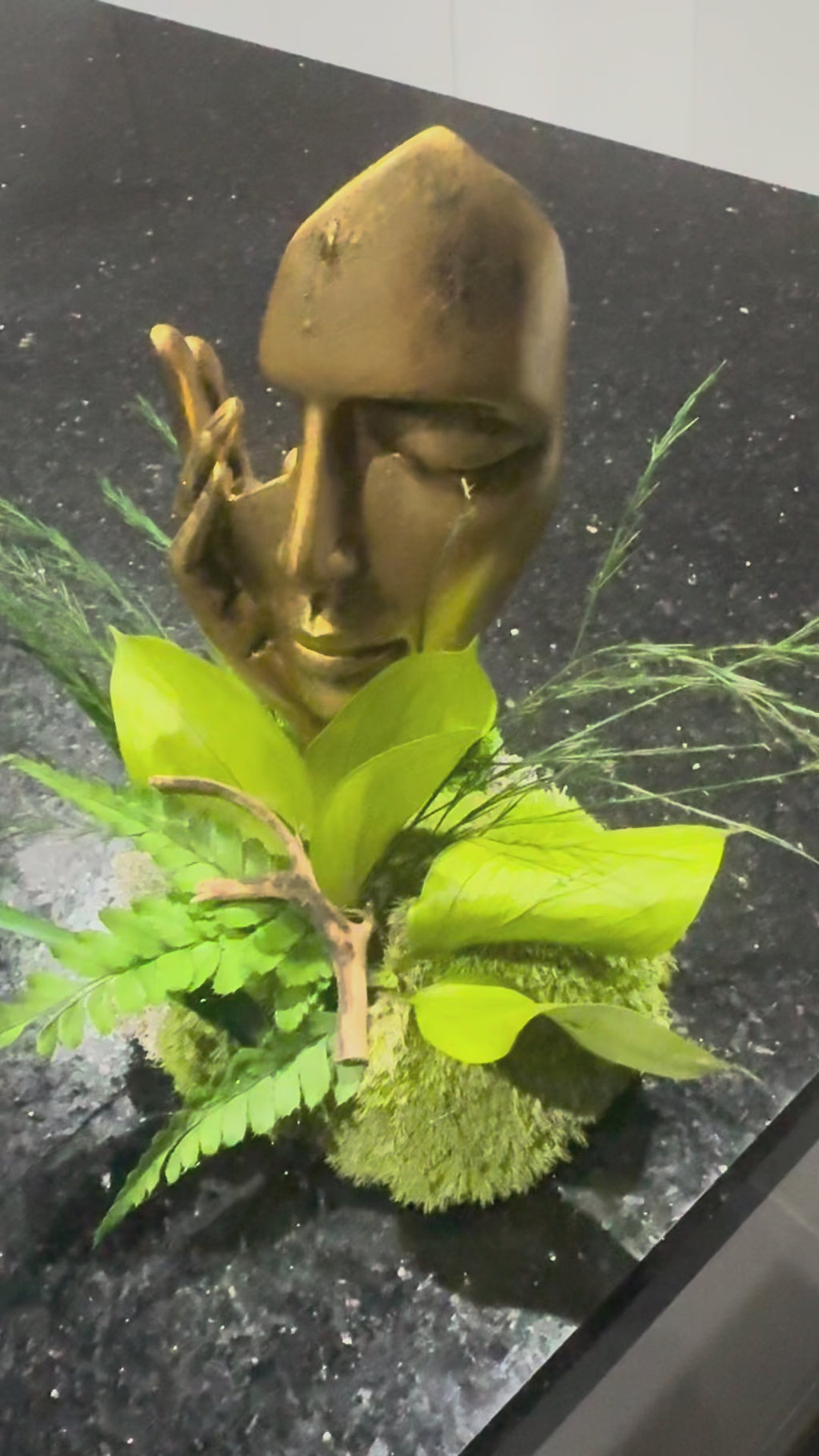 Sculpture visage zen en résine et végétaux stabilisés