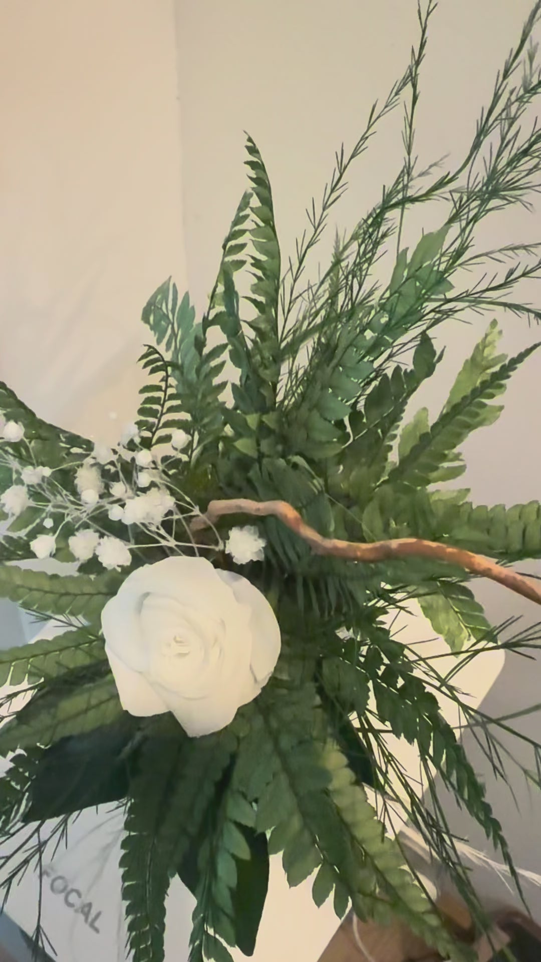 Buste Femme Végétal Stabilisé – Rose Éternelle Blanche & Fougères | Pièce Unique