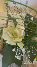 Centre de table végétal stabilisé – Style Japandi – Fleur de gardena blanche & bois flotté