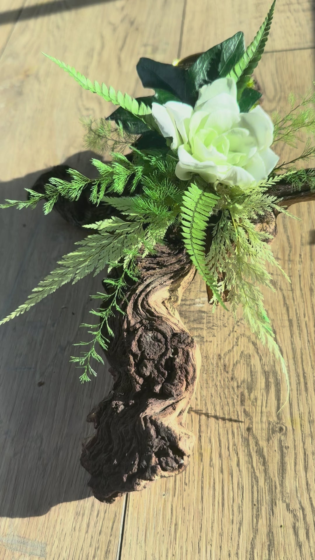 Centre de table bois de Mopani – gardénia blanc & végétaux stabilisés | Naturencadre